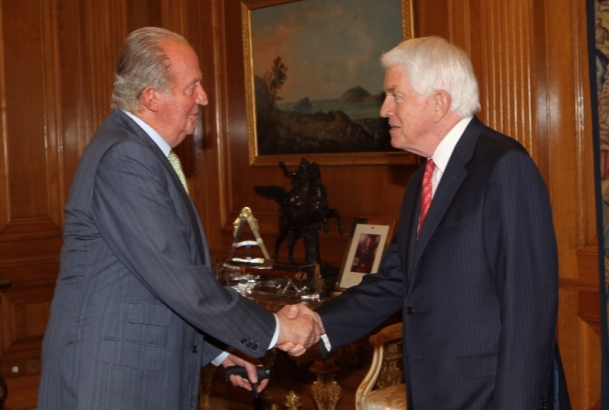 Su Majestad el Rey recibe el saludo del presidente de la Cámara de Comercio de EE.UU., Thomas J. Donohue